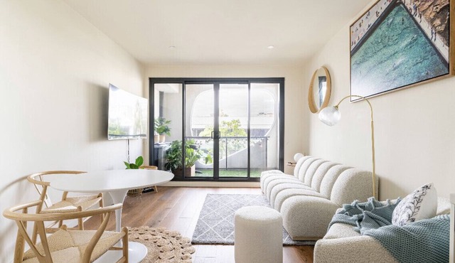 Cozy, 1 bedroom beachside apartment with underground parking