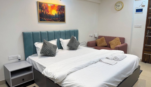 Cozy 1-bedroom studio in fantastic Jaipur with AC and fitness room