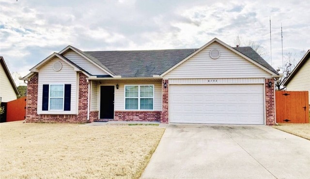 Cozy Broken Arrow Home - Special Pricing for 30+ day stays! in Broken Arrow