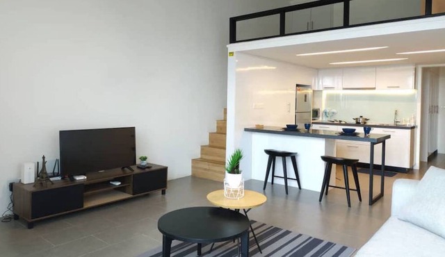 Cozy Couple Ciy Loft. 3 Min Walking distance to LRT. 1 Station to KL Sentral.