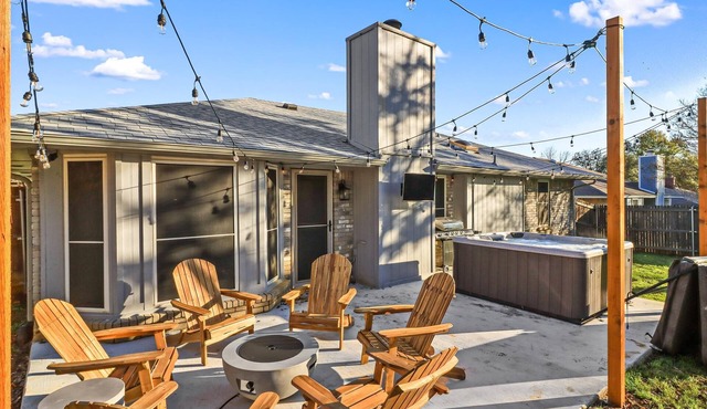Cozy Updated Home w/Hot Tub minutes from DFW Airport in Euless