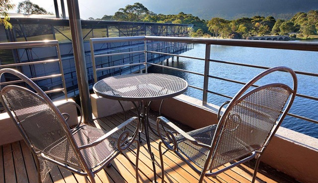 Crackenback 2 - Lakeside Over the Water Apartment with resort facilities
