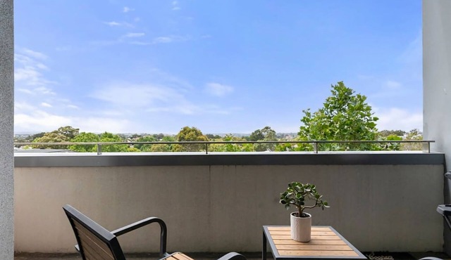 Crows Nest Balcony Stay with BBQ