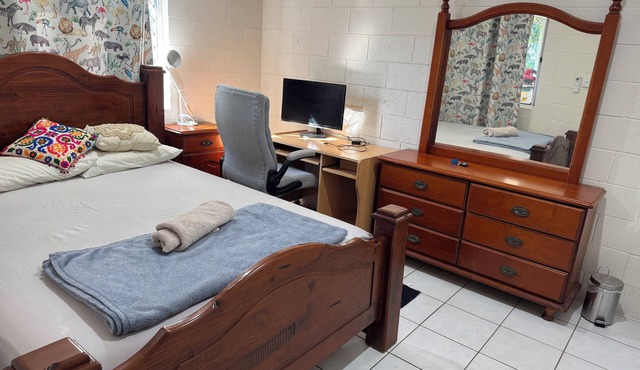 Darwin room in Gray