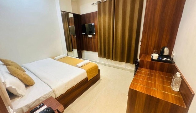 DD Green Residency- a bed & breakfast in peaceful New Delhi with AC