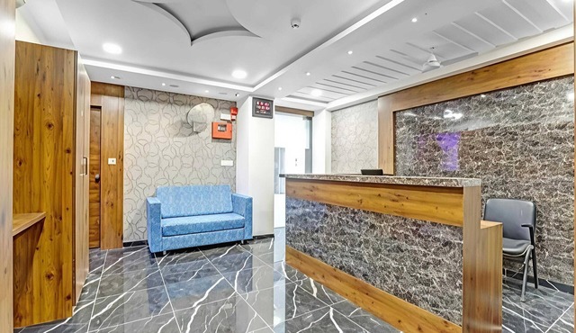 Deluxe Hotel Navjivan