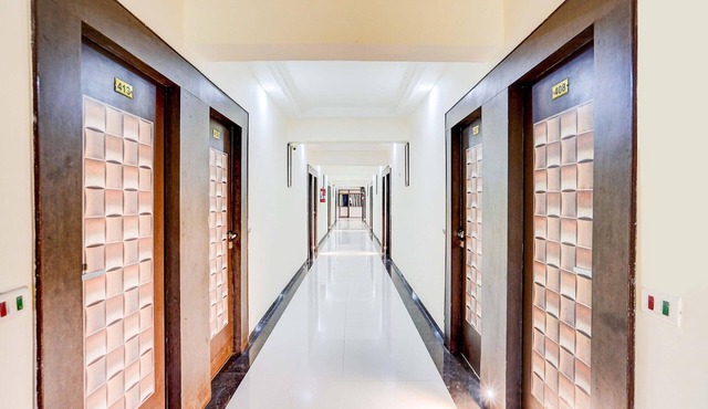 Deluxe Infocity Metrohotel Grand Krishna