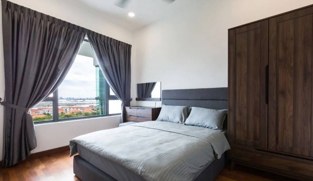 DELUXE SUITE Near STRAITS QUAY