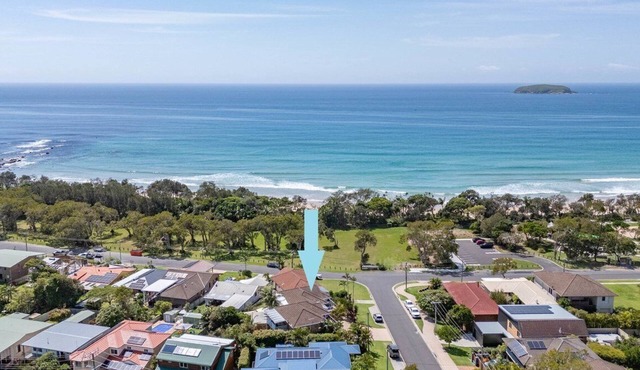 Diamond View - Relaxed with Ocean Views, Pet Friendly, Across from Sandy Beach