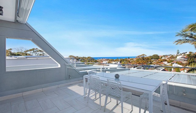 District & ocean views close to Bronte Beach