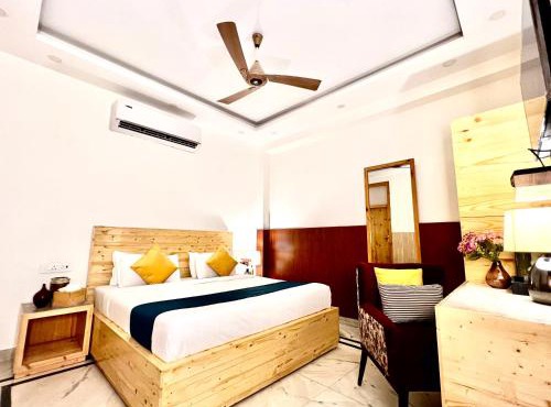 Divine Inn Hotel Near Rajouri Garden Main Market