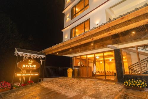 Divine The Celeste, Pelling in Pelling