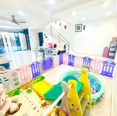Double Storey 5 room Bukit Beruang -18pax