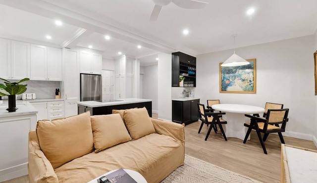 Easy Access 2BR Flat with Parking in Rose Bay