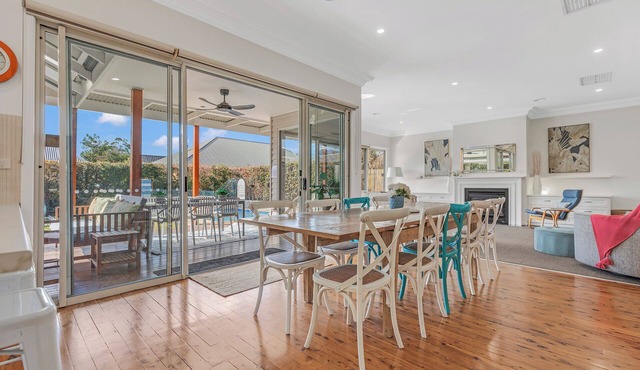 Echuca 5-BR Central Escape - Sunny Pool Days - Alfresco Nights - Fireside Warmth