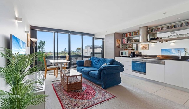Eclectic 1-Bed Apartment with Pool and Gym in Abbotsford