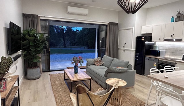 EcoShed - Private Riverfront Getaway. Eco-friendly, pet friendly, close to town