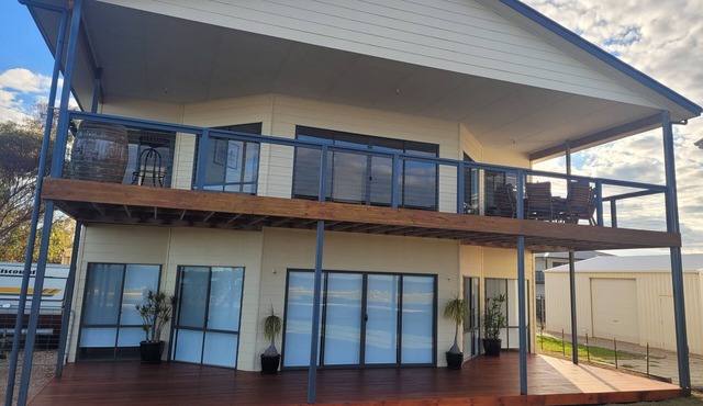 Edithburgh Sea Views-2 storey holiday home with pool table! Off peak special! in Edithburgh