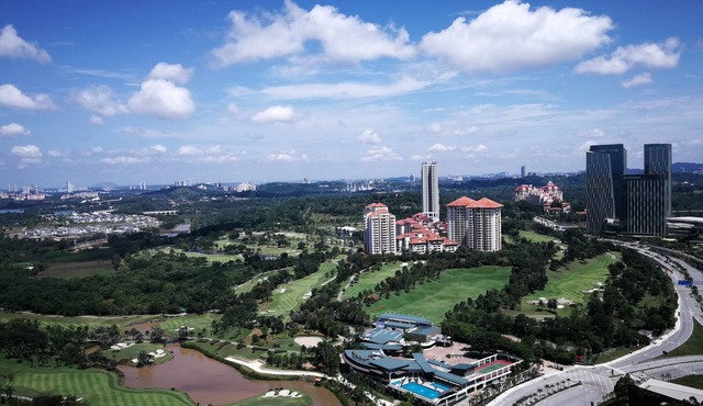 El Conezion Penthouse | Top floor | Golf course view | Wi-Fi & Netflix provided