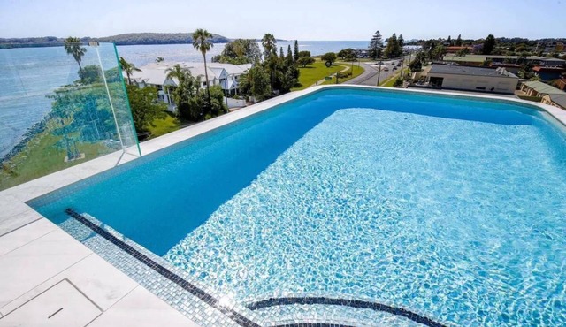 Elegant 2-Bed Apartment with Incredible Bay Views