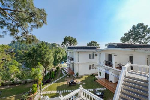 ELIVAAS Stars and Windsongs with Shared Pool, Garden, Game Zone, Restaurant, & Hill Views Pet-friendly