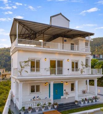 ELIVAAS The Kimadi House 4-BHK English-Style Villa With Rooftop, Pool & Mussoorie Views