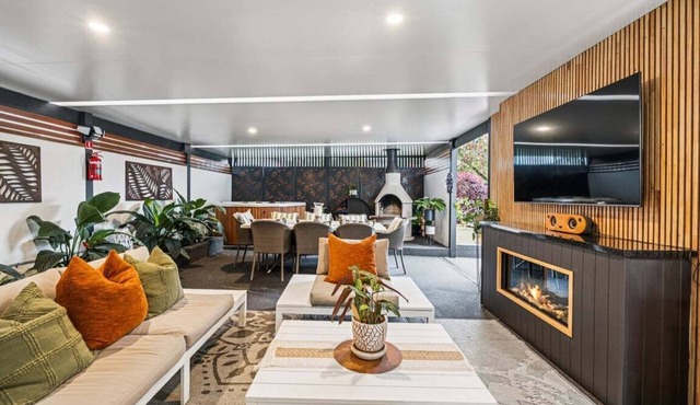 Ellie's Luxe Cottage Escape - Sleeps 8, Spa, Pizza Oven