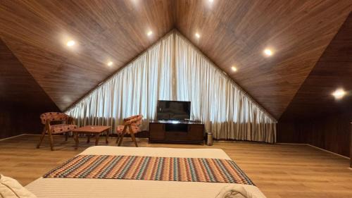 Emroz Kings Resort