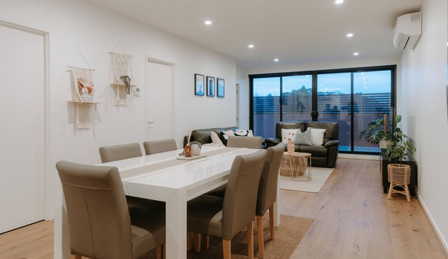 Entire Spacious 3BR Luxe Apt in Camberwell