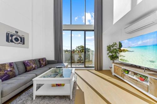 Epping Sunlit Luxury Loft - 2Beds & High Ceilings