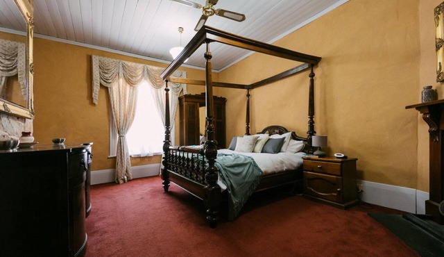Escape & Step Back in Time. Spa Wood Fire 4 Poster Bed! Mintaro Hideaway Scholar in Mintaro