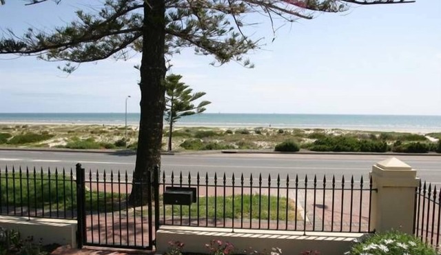 Esplanade Beach House with beautiful sea views in Semaphore