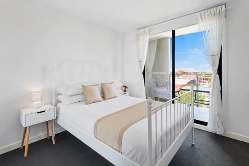 Executive and Spacious Apartment with Balcony in Sunshine