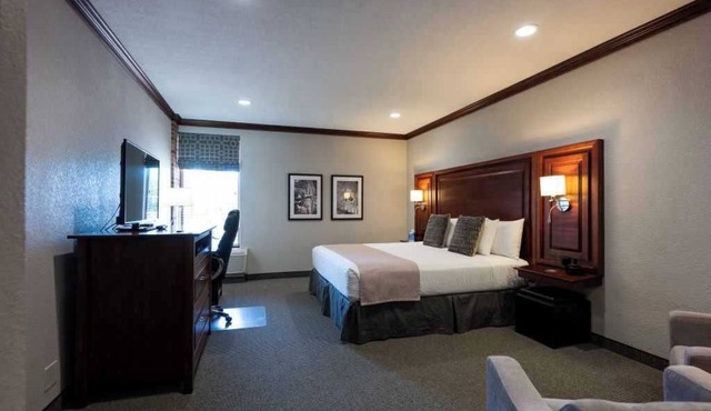 Executive King Handicap Room with Modern Amenities & Breakfast in Hillsdale