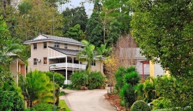 Executive spacious big house near shops/buses/train in Indooroopilly