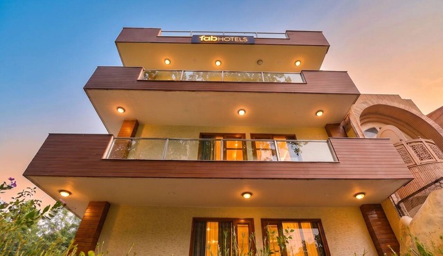 FabHotel The Lalit Vibes - Nr. DLF Phase 2 & MG Road Metro