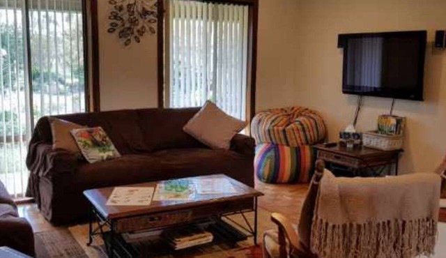 FREE 2PM CHECKOUT at ROLLING HILLS FARMSTAY at Big Hill, sleeps up to 16.