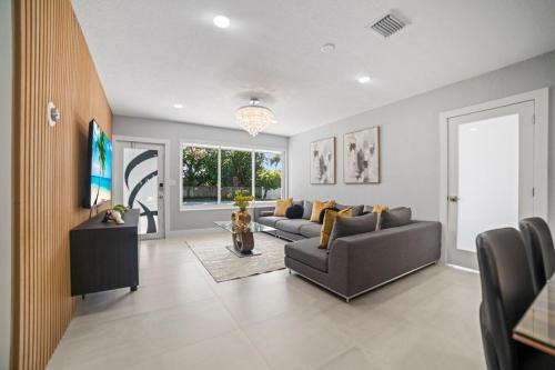 Fun Oasis Getaway Pool, BBQ, Games and More L77 in Hialeah