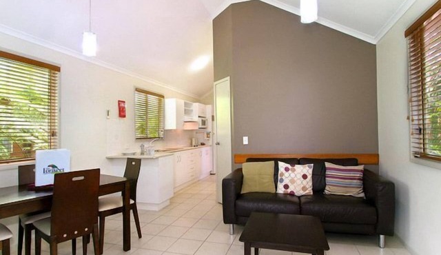 Gateway Lifestyle Lorikeet