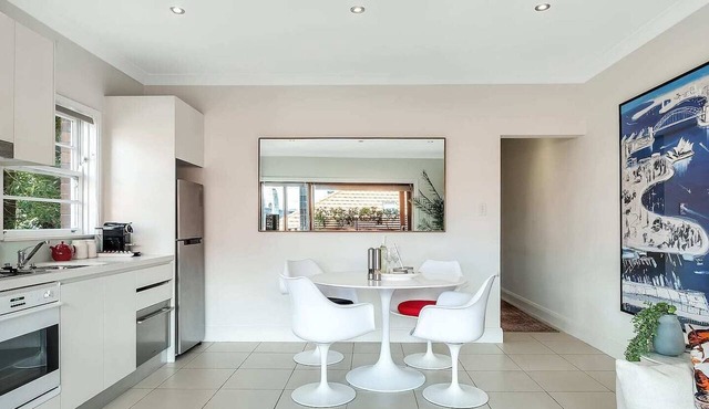 Getawayz NSW - Heatherbrae II - Chic 2 Bed Apartment, Stunning Harbour Bridge Views.