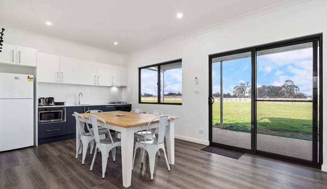 Glenowrie Cottage - 2 King Beds - Close to Cadia