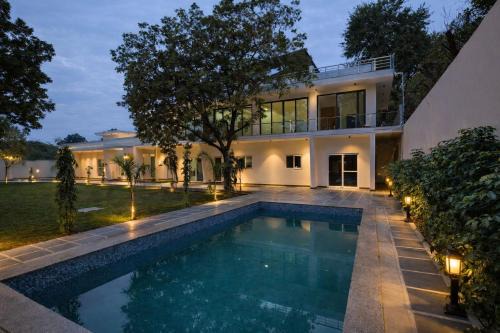 GoBravo 102 6BHK Duplex Villa with Private Pool & Garden - Near Delhi Airport Yashobhoomi Cyber City Udyog Vihar