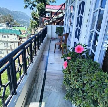 Harmony Homestay Couple & Family friendly prime location Easy access to Mall Rd -City view