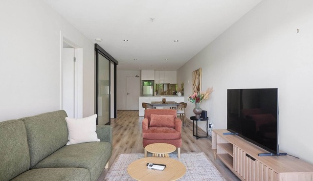 Hawthorn Haven Balcony Views & Comfort