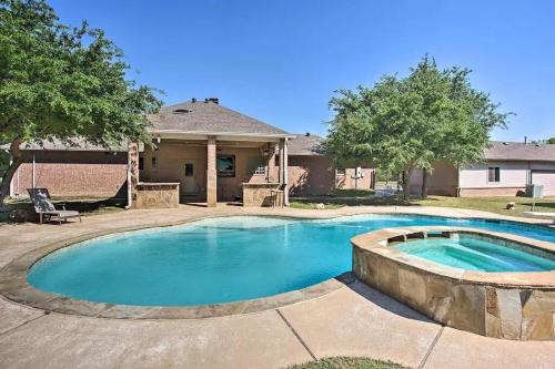 Heated Pool, Pool Table, Hot Tub, Home Theatre, Guest House, Basketball Court, Sleeps-20 in Allen