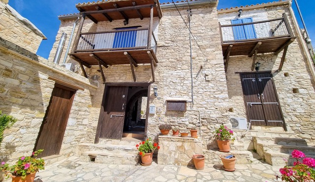 Hera Pool Studio in Skarinou
