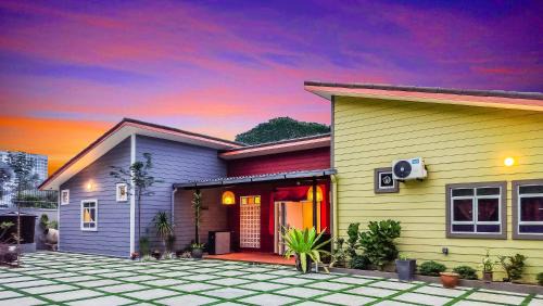 Hidden 5BR Cottage House Retreats (Free Parking)