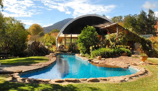 Hideaway Chalet with Spa, Near Bright & Falls Ck