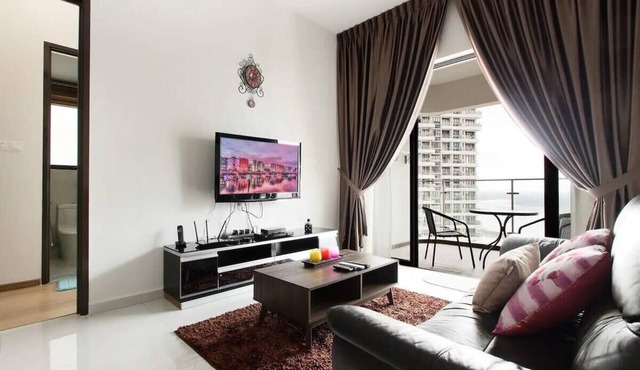 High-Floor 2BR Suite, Water Views, Free Parking