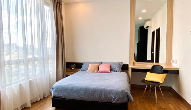 HIGH floor Corner Unit - Landmark Residence 1, Free Wi-Fi, Free Parking, Nice View